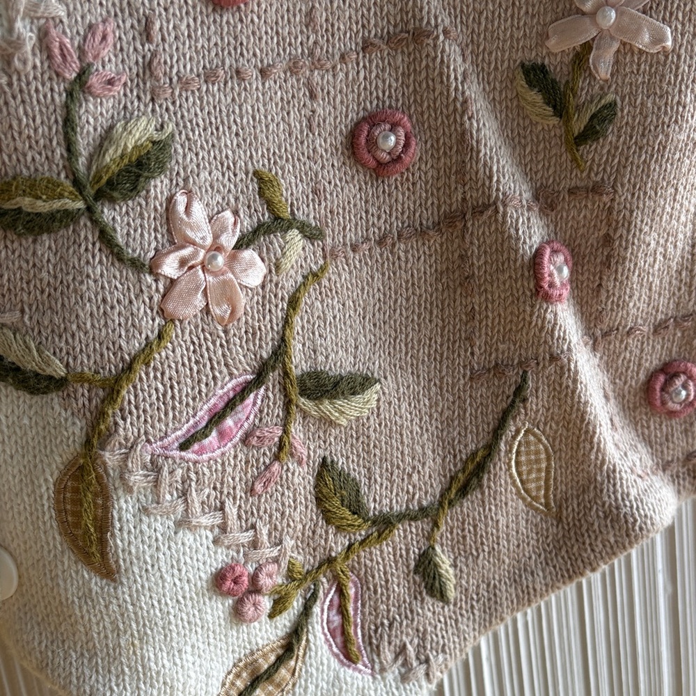 Floral Embroidered Knit Vest - Picture 7 of 10